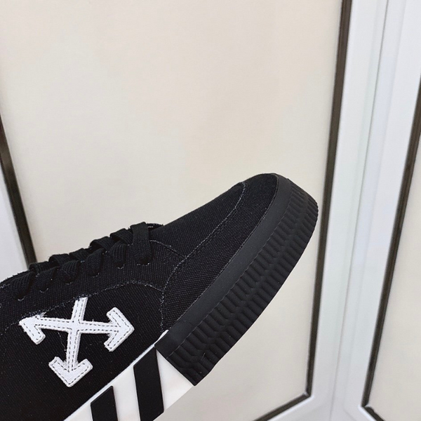 Off-White "Vulcanized Low Canvas" Sneakers Black