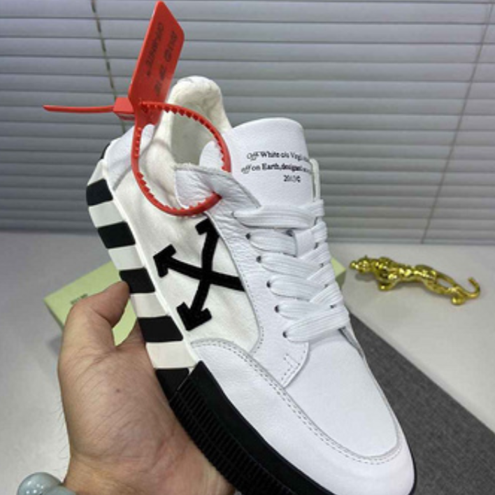 Off-White "Vulcanized Low Leather" Sneakers